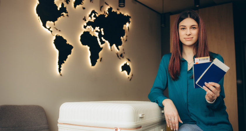 žena s kufrem woman with suitcase