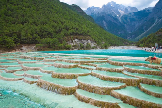 Ulice a pouliční nápisy v čínštině v Macau. Čínské znaky na ulici.