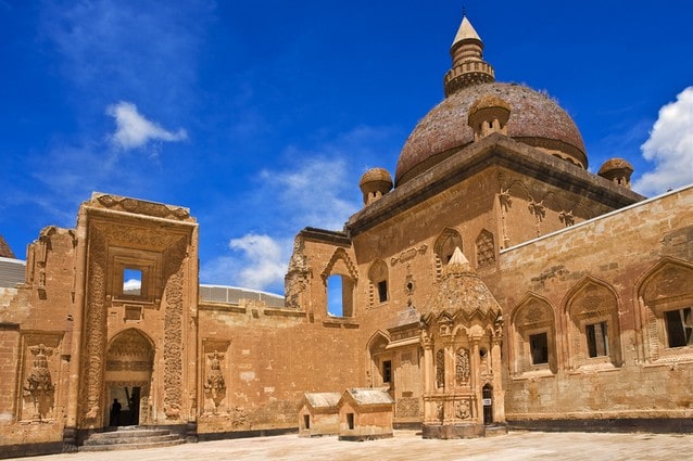 Palác Ishak Pasha v Turecku, nádvoří