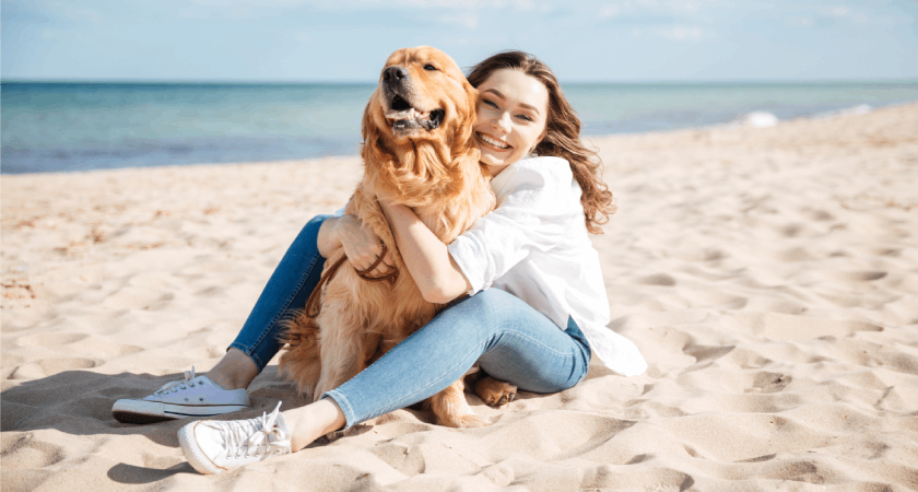 Žena se psem na pláži