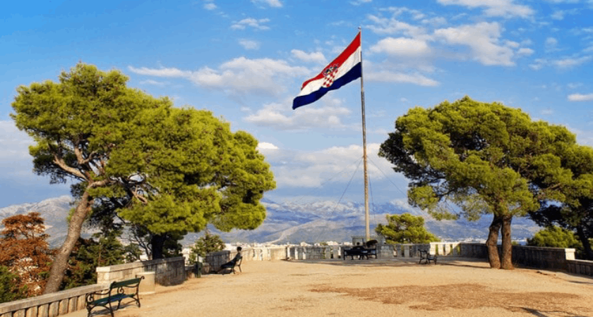 Výhled s chorvatskou vlajkou v pozadí